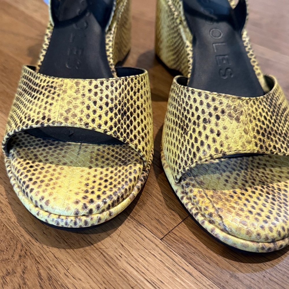 AEROSOLES Nixon Yellow Snakeskin Sandals nwt size 7.5 - Picture 5 of 12